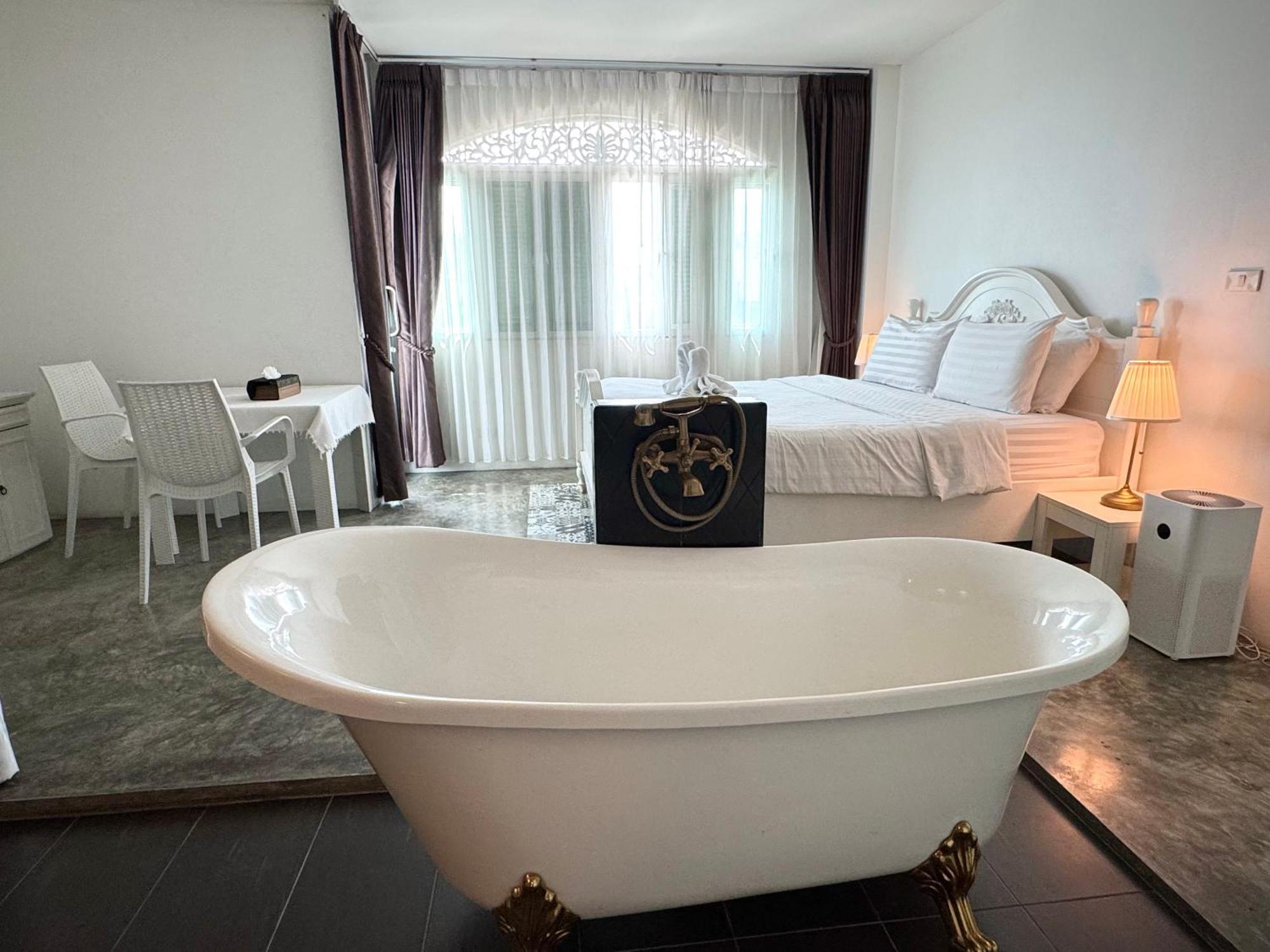 Nidhra Lanna Hotel Chiang Mai Exteriör bild